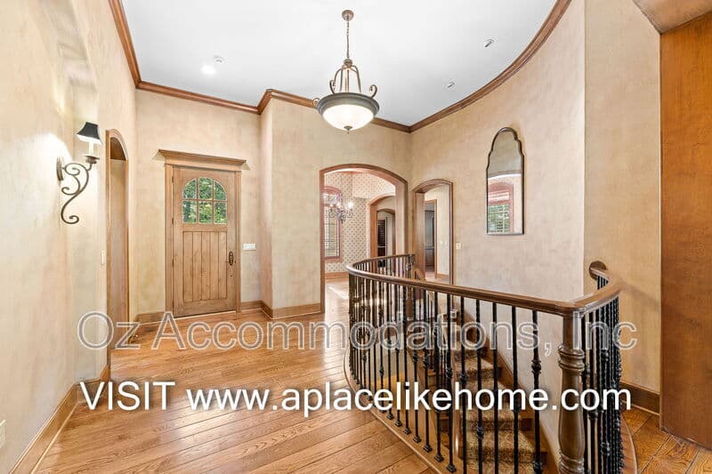 Loch Lloyd House: 16690 Country Club Ct