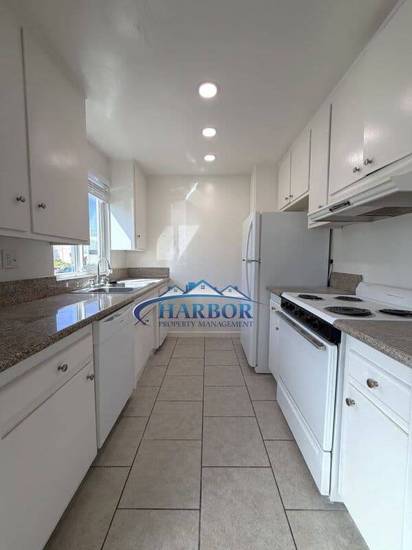 Redondo Beach Condo: 2300 Vanderbilt Lane