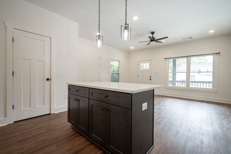 Athens House: 382 N Chase St