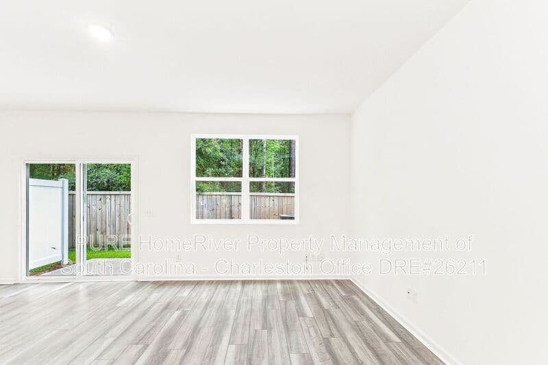 Summerville House: 1305 Scarlett Maple St