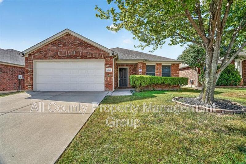 Fort Worth House: 6241 Trinity Creek