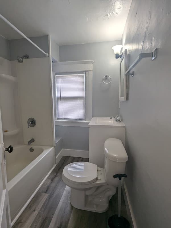 Lansing House: 144 E Barnes Ave.