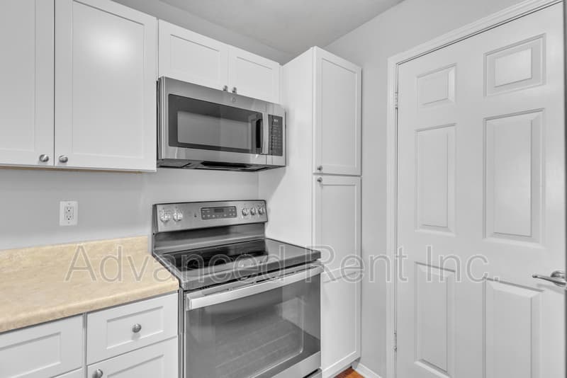 Bel Air Condo: 606 Squire Lane