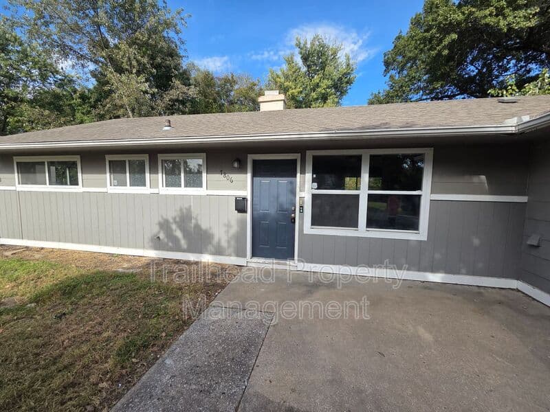 Kansas City House: 7806 E 112th St