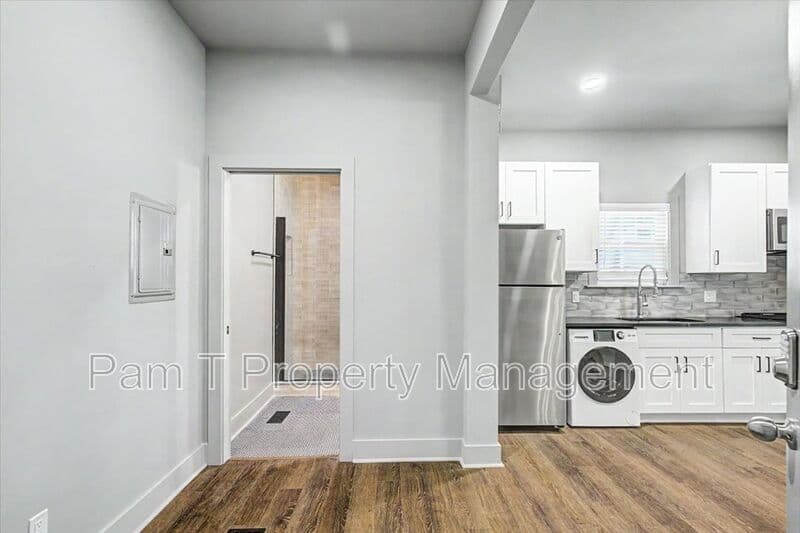 Savannah Condo: 638 E 37th St