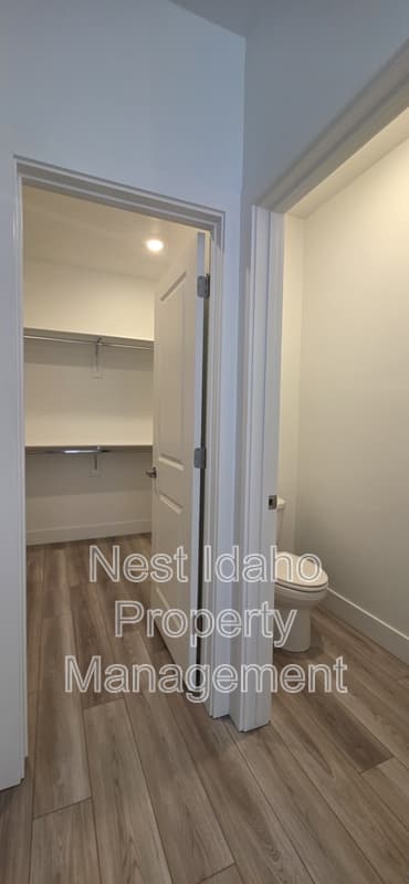 Nampa House: 5435 E Victoria Falls Drive