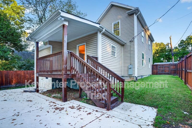 Greensboro House: 814 Douglas St