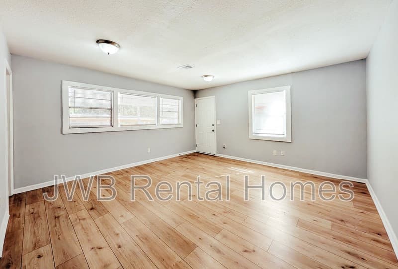 Jacksonville House: 7114 Bloxham Ave