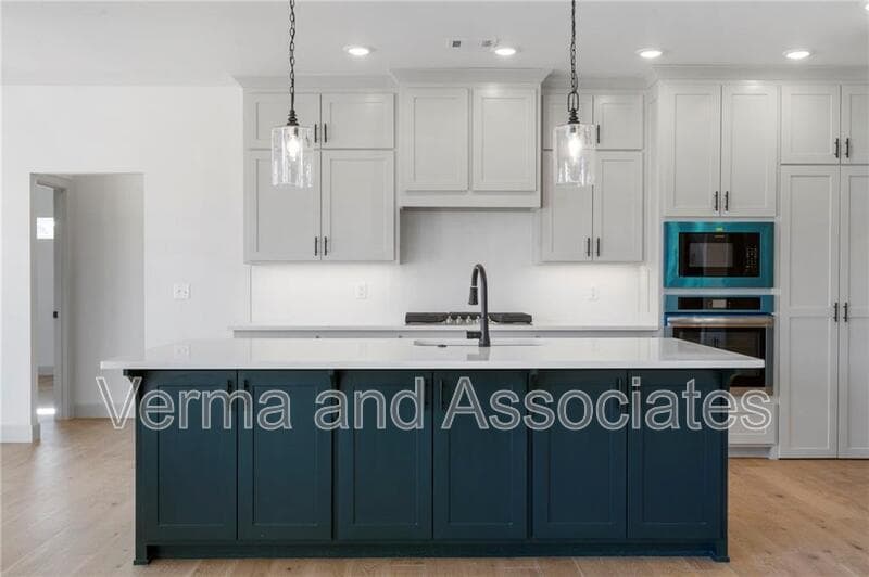 Centerton House: 1051 Whistler St