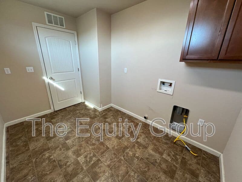 Porterville House: 1884 W Roby Ave
