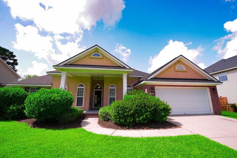Richmond Hill House: 909 Young Way