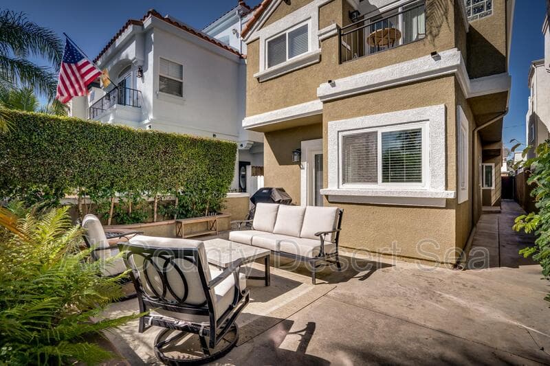 Huntington Beach House: 621 8th St