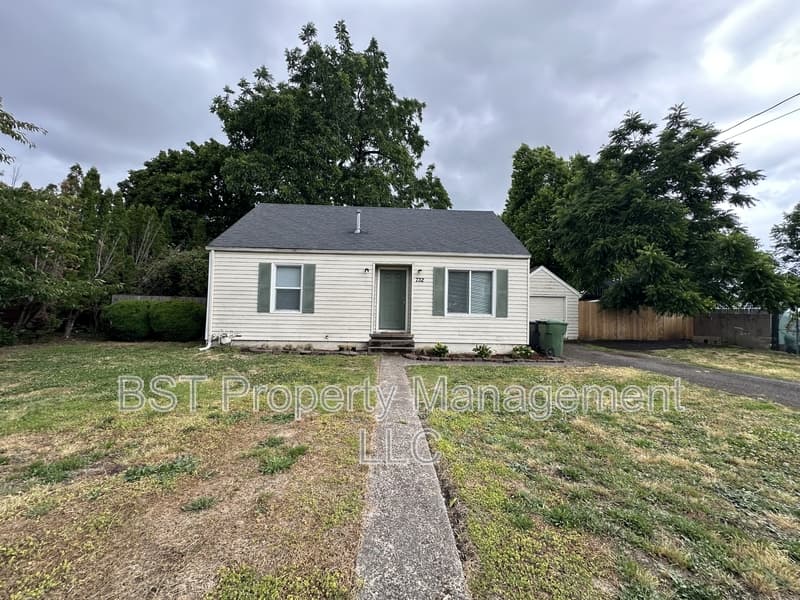 Salem House: 732 Bieber Avenue Northeast