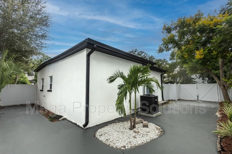 Tampa House: 910 East Osborne Avenue