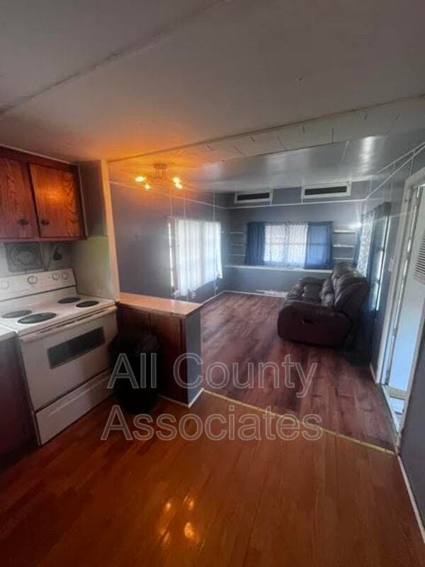 Holiday House: 1844 Mary Ln