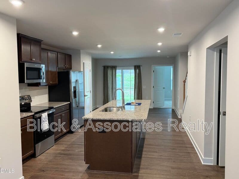 Raleigh House: 1337 Rollman Farm