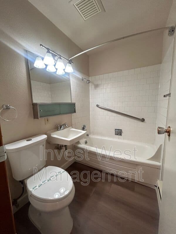 Vancouver House: 1701 E Reserve Street