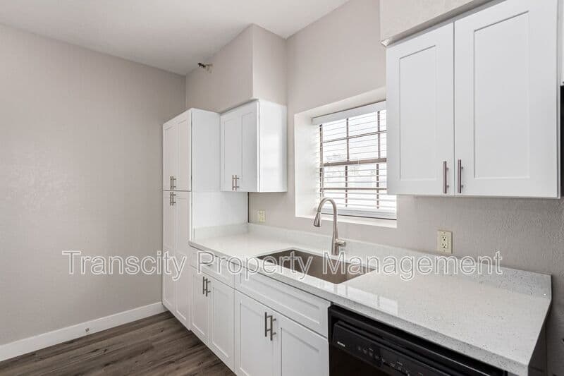 Scottsdale House: 8020 E Thomas Rd