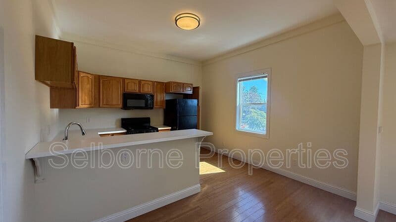 Oakland House: 1533B 9th St