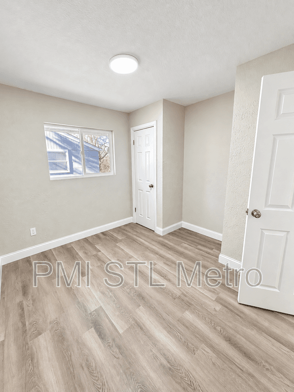 St. Louis House: 127 Brigadoon Cir