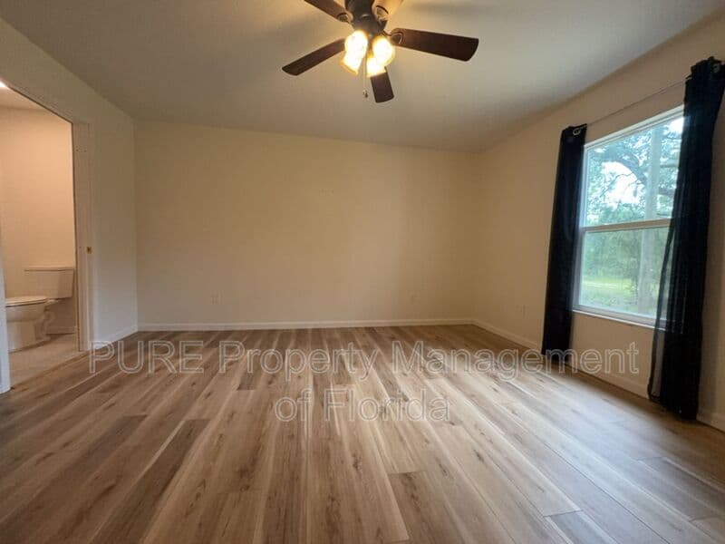 Williston House: 11330 NE 66th Lane