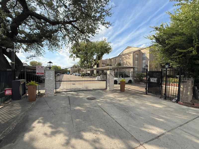 Houston Condo: 2021 Spenwick Drive - 1