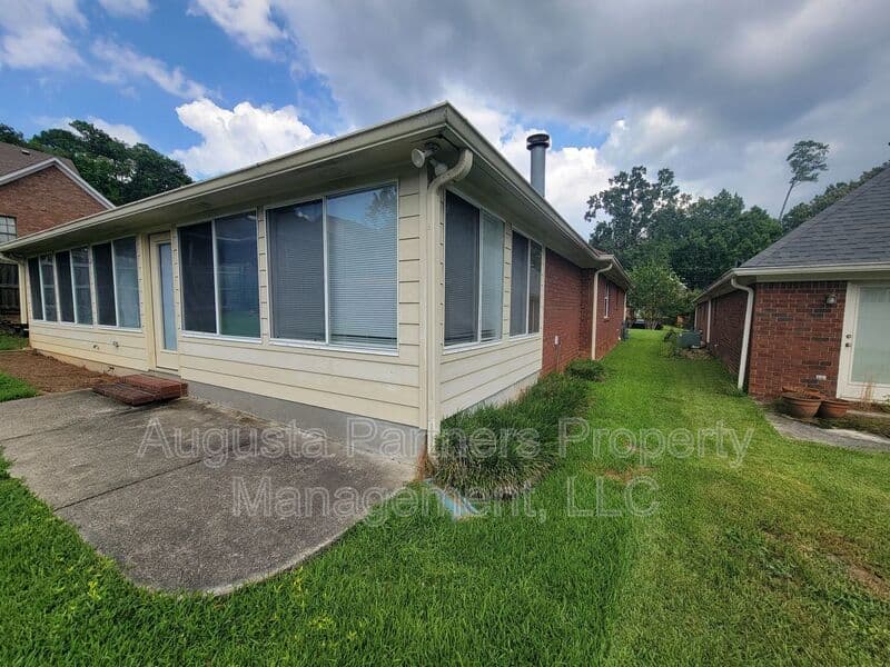 Augusta House: 2910 Pointewest Dr