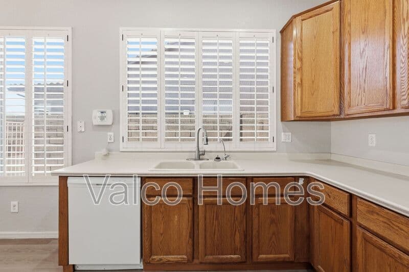 Gilbert House: 526 E Sheffield Ave