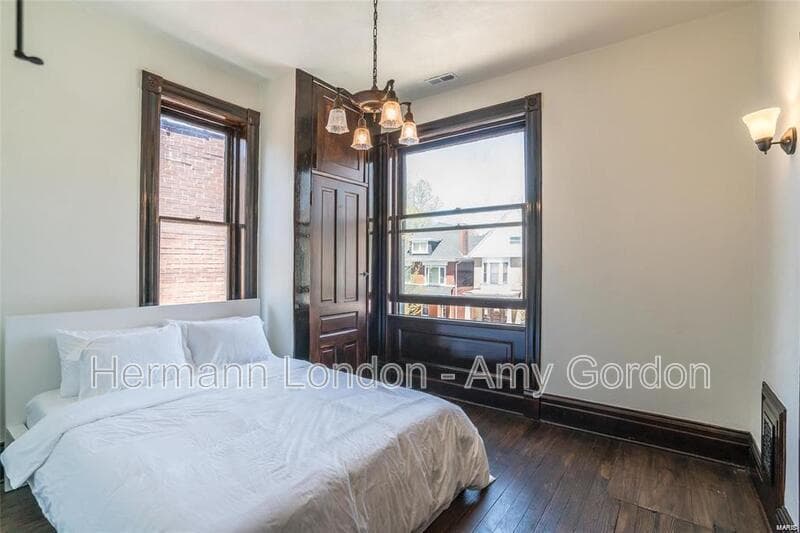 Saint Louis House: 3922 Castleman Avenue,