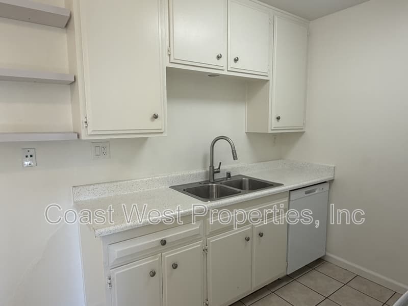 Oceanside Condo: 1810 Broadway St
