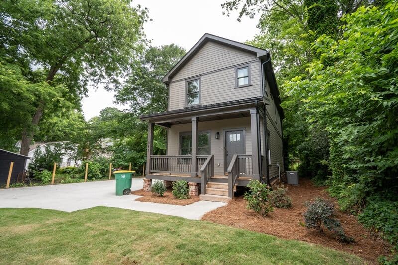 Athens House: 382 N Chase St