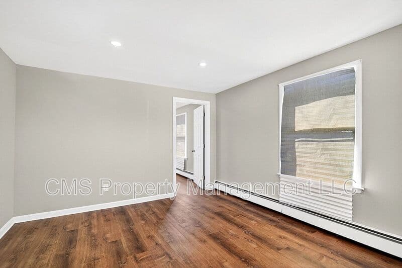 Old Bridge House: 24 Steinhardt Ave