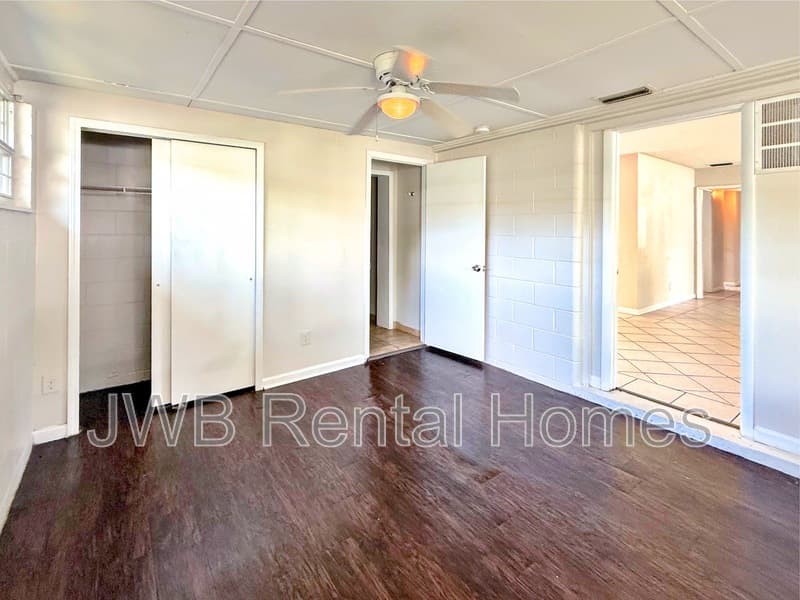 Jacksonville House: 4737 Sprite Rd