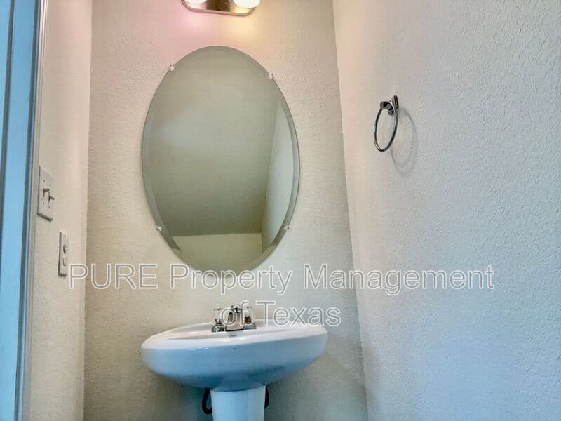 Leander House: 417 Cinnamon Teal