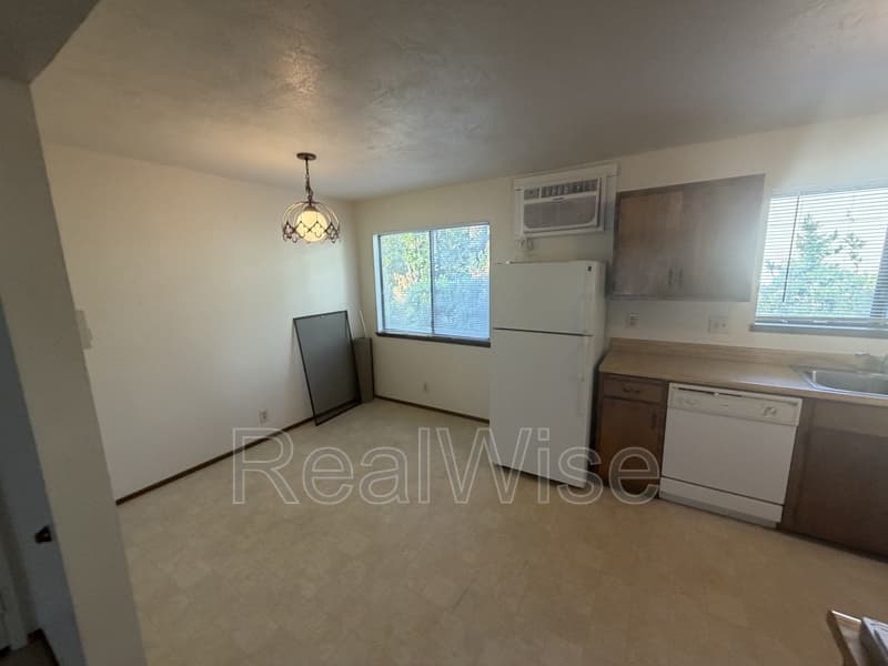 Grants Pass Condo: 832 NE D St