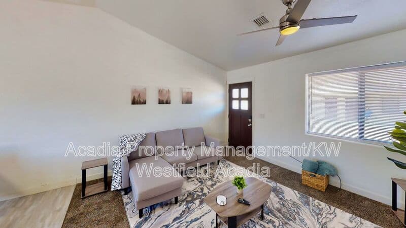 Show Low House: 561 N 10th Place