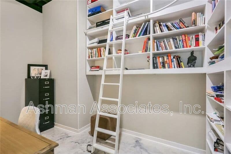 Atlanta House: 930 Manchester Place