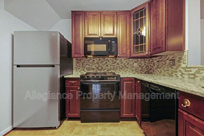 Woodbridge House: 13621 Garfield Place