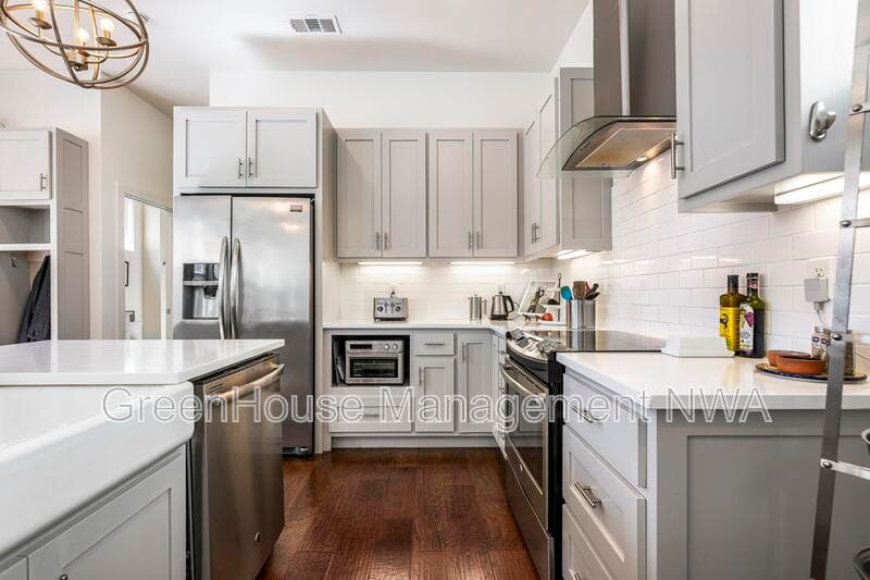 Bentonville House: 636 SW B ST