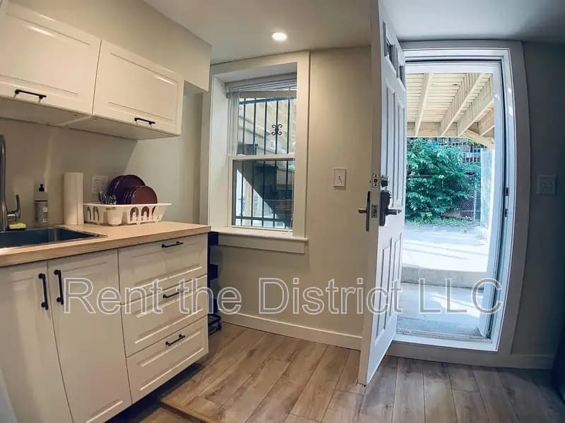Washington Townhome: 37 Rhode Island Avenue NW