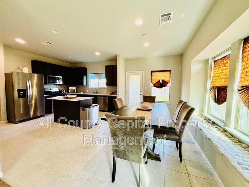 Manor House: 12605 Albatross Pass