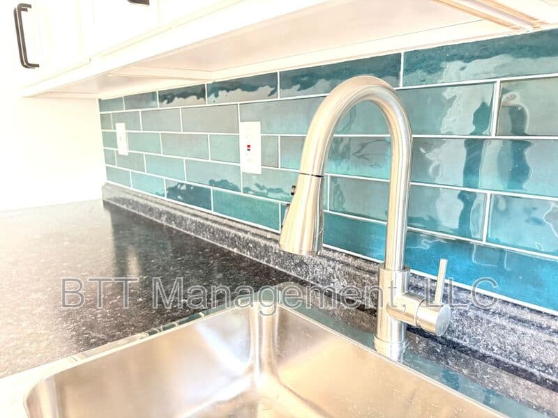 Brentwood Condo: 4013 38th St