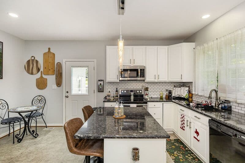 Fredericksburg House: 11814 Gardenia Dr