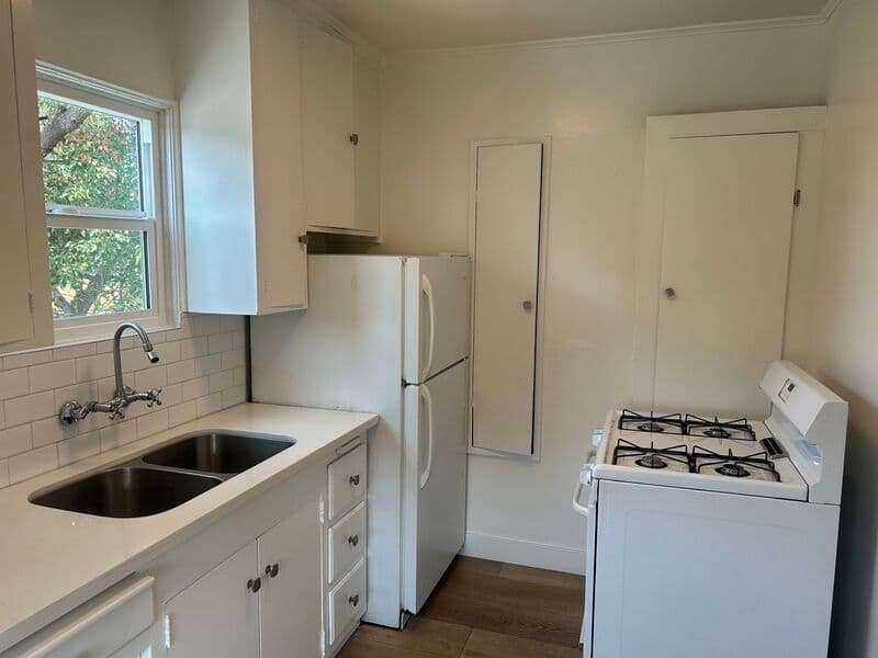 Glendale House: 1235-1237 Virginia Ave