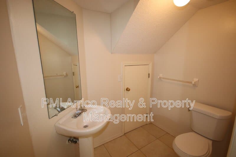 Tampa Townhome: 7430 E Bank Dr