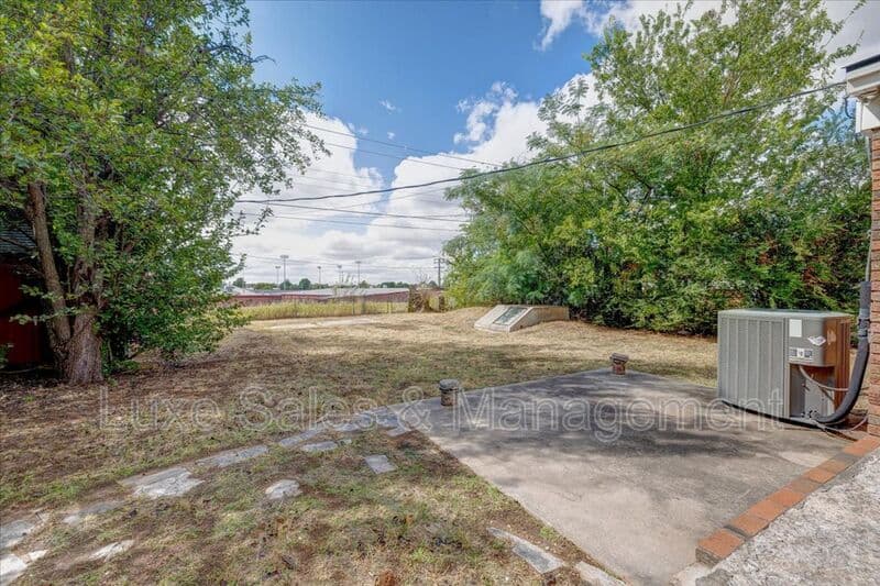 Midwest City House: 116 W. Rose Drive