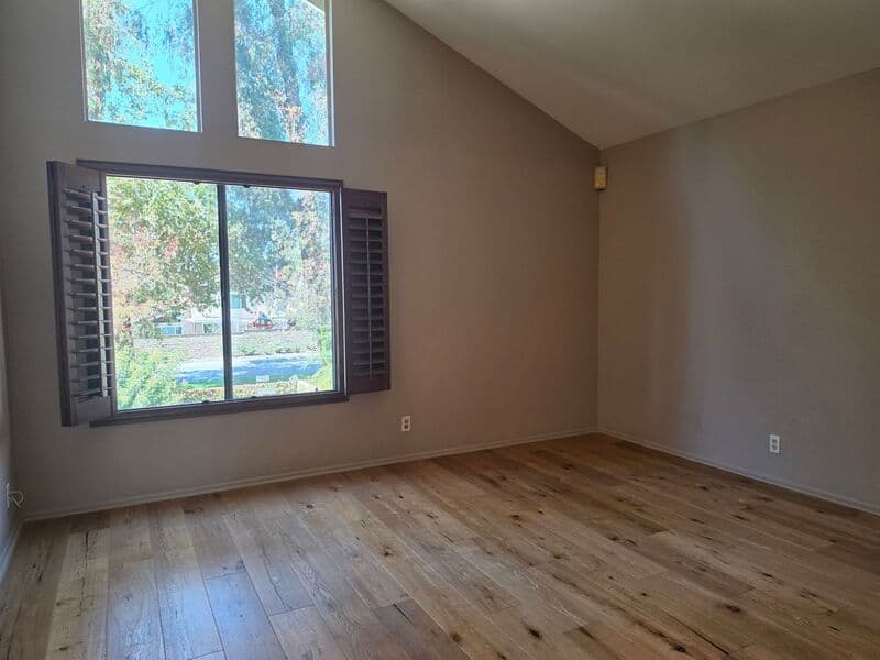 Irvine House: 25 Lucero West