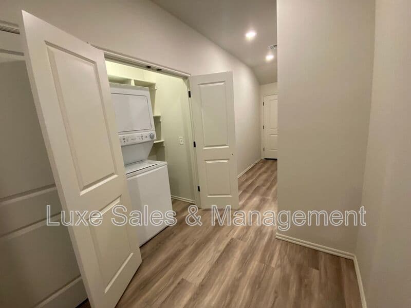 Okahoma City House: 8000 NW 110th Dr