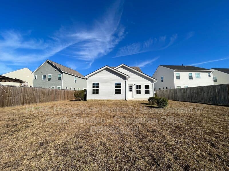 Goose Creek House: 105 Sequoia Ln