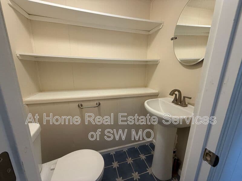 Springfield House: 1627 E Cairo St